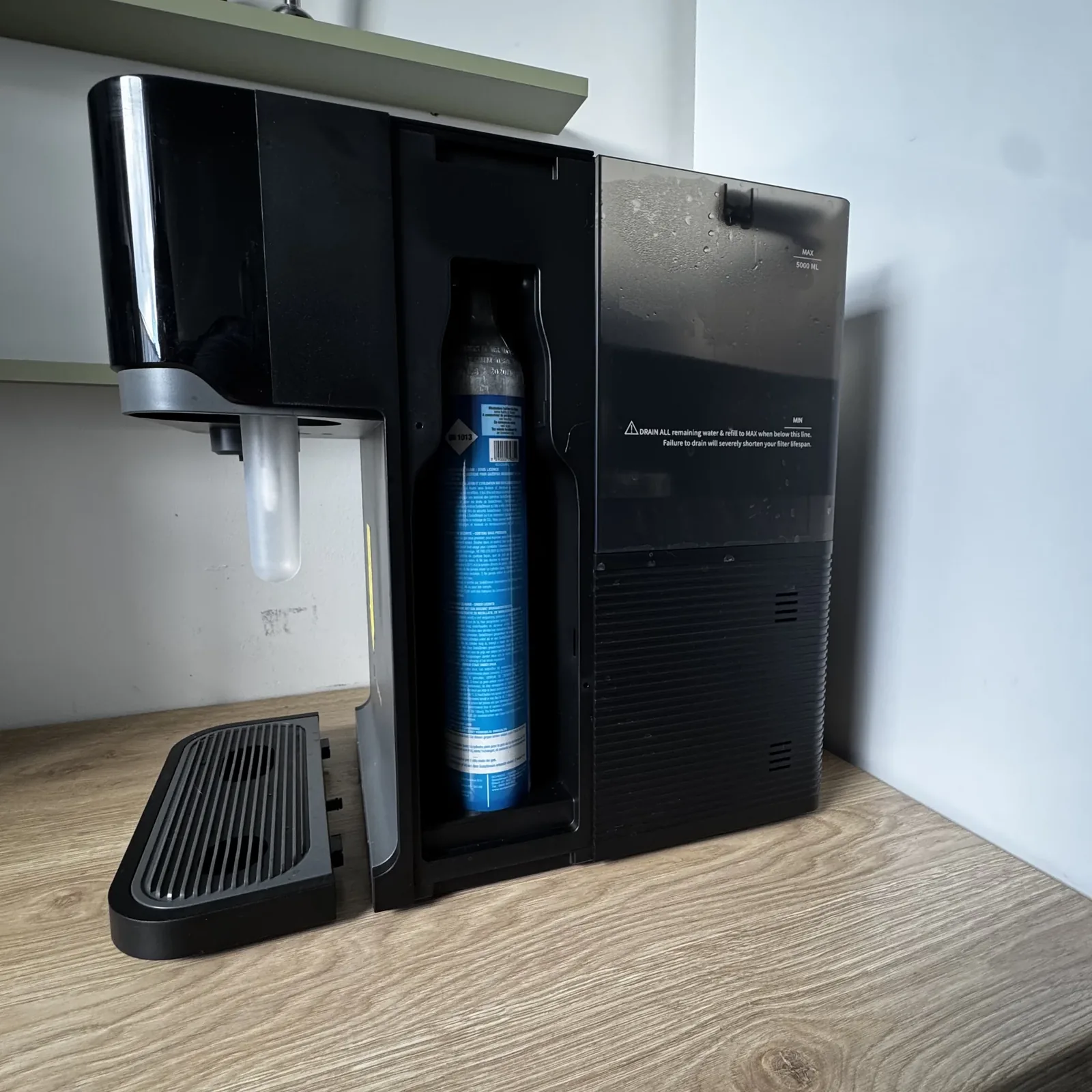 Butla CO2 z gwintem TR21x4 zamontowana w bocznej komorze Hydrofast C300 po zdjęciu panelu