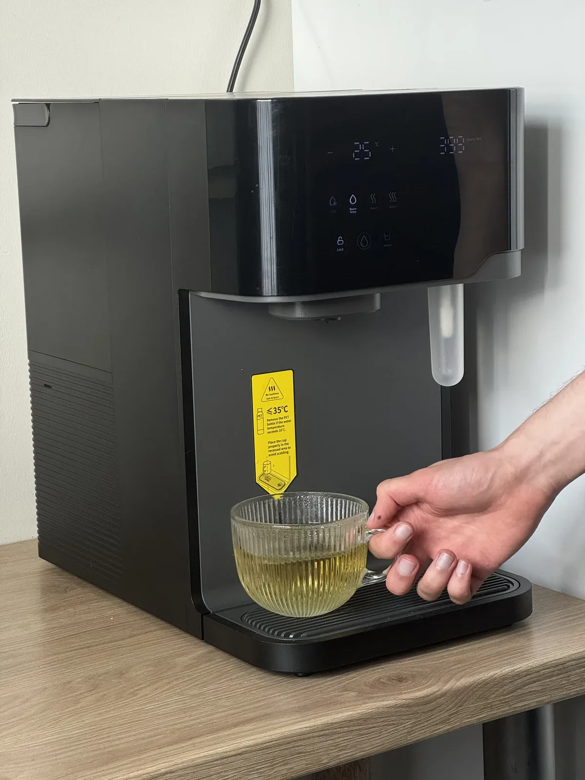 Hydrofast C300 nalewa gorącą wodę do szklanego kubka z herbatą