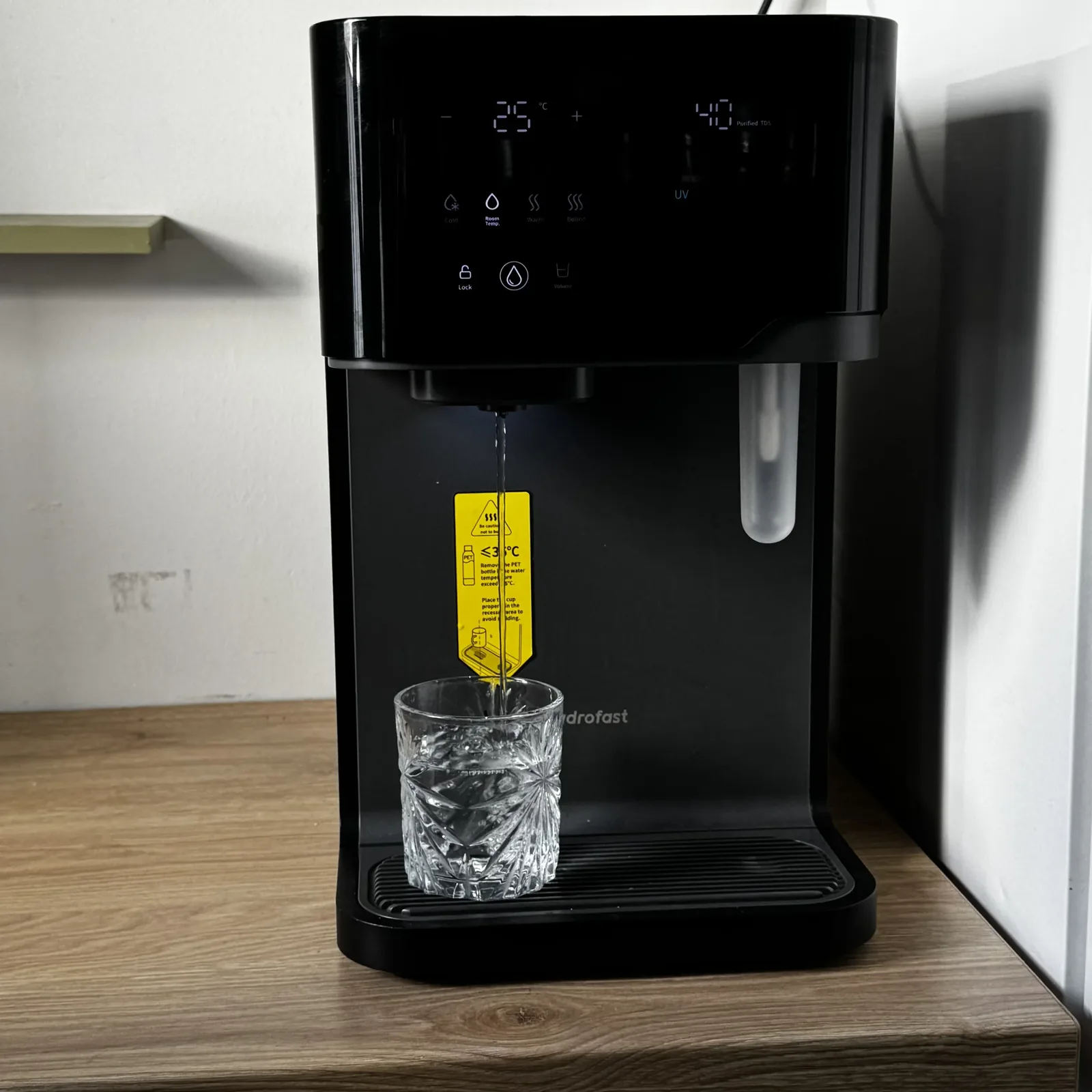 Panel dotykowy Hydrofast C300 z ikonami Cold, Room Temp., Warm, Boiled i Lock podczas nalewania wody