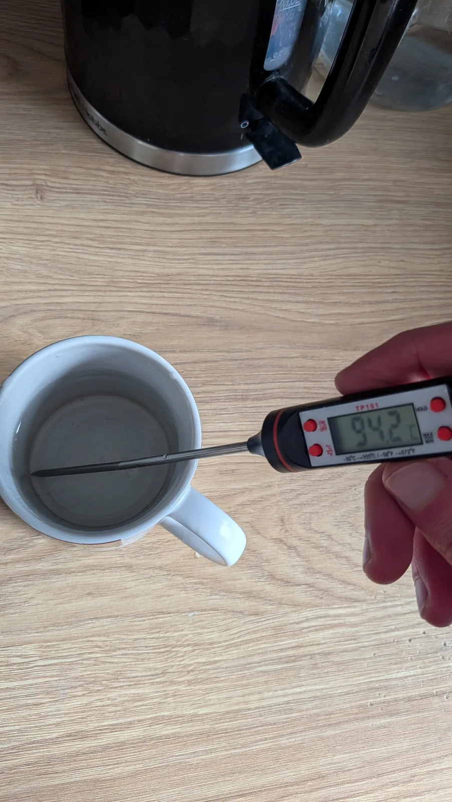 Termometr pokazuje 94,2°C w kubku z wodą z czajnika elektrycznego
