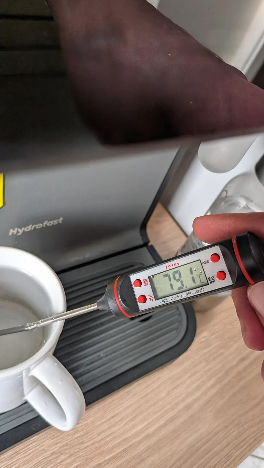 Termometr pokazuje 79,1°C w kubku z wodą nalaną z Hydrofast C300 ustawionego na 100°C